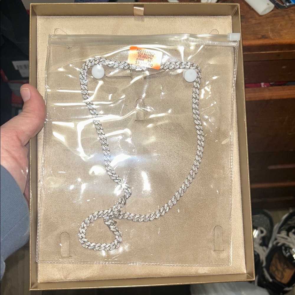 24 inch 6 mm 925 silver moissanite Cuban chain.
54 grams of 925 silver - Picture 1 of 7
